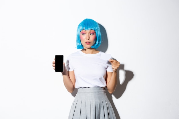 Retrato de una niña asiática con una peluca corta azul