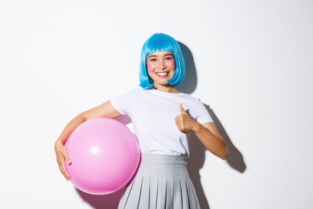 Retrato de una niña asiática con una peluca corta azul