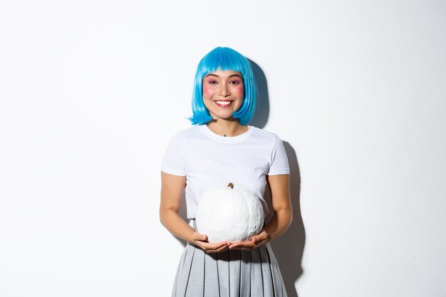 Retrato de una niña asiática con una peluca corta azul