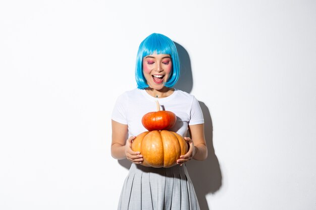 Retrato de una niña asiática con una peluca corta azul