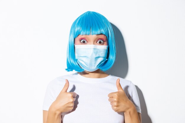 Retrato de una niña asiática con una peluca corta azul