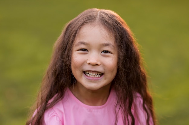 Retrato de niña asiática sonriente