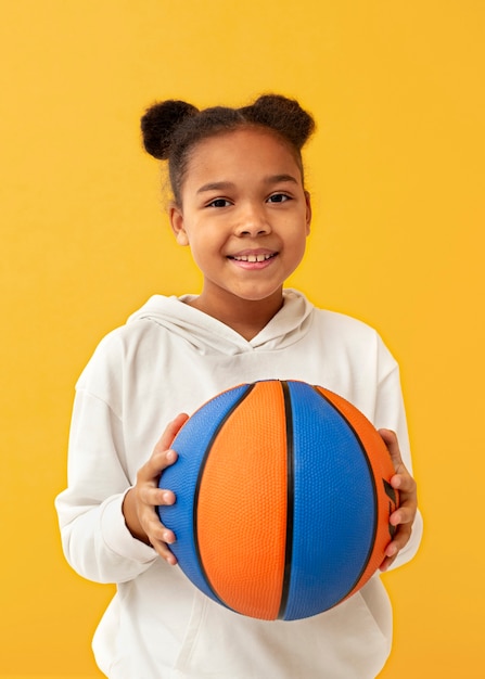 Foto gratuita retrato de niña con baloncesto