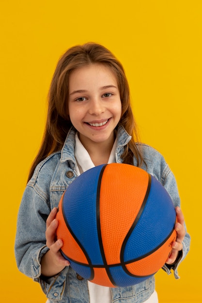 Retrato de niña con baloncesto