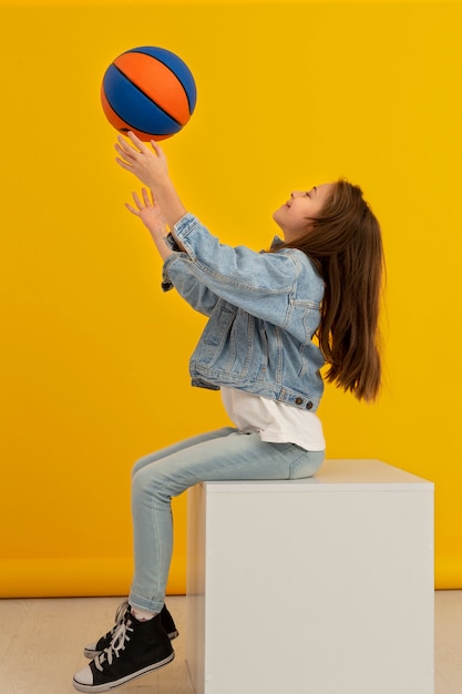 Foto gratuita retrato de niña con baloncesto