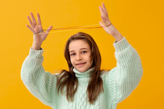 Retrato de niña con bandas elásticas