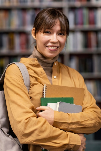 Retrato de niña en la biblioteca de la universidad