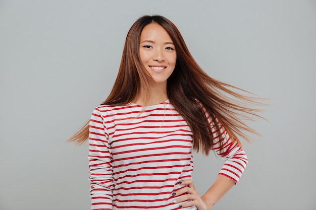 Retrato de una niña bonita asiática feliz con el pelo largo