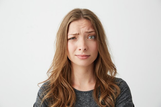 Retrato de niña bonita con desprecio.