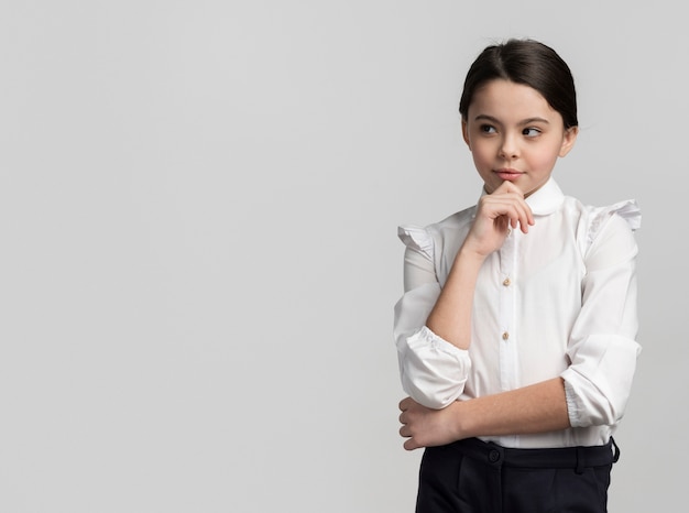 Foto gratuita retrato de niña bonita con espacio de copia