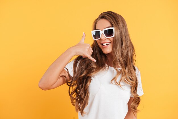 Retrato de una niña bonita feliz en gafas de sol