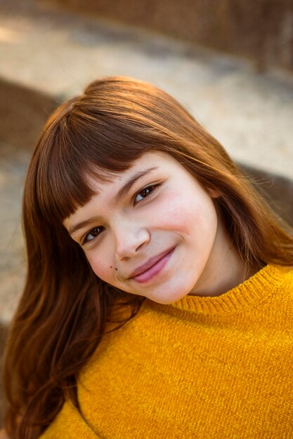 Retrato de niña bonita siendo feliz