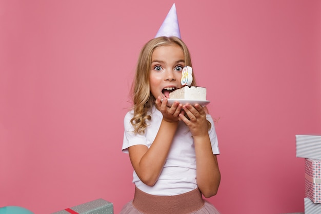 Retrato de una niña bonita con un sombrero de cumpleaños