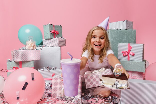 Retrato de una niña bonita con un sombrero de cumpleaños