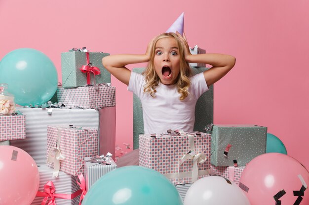 Retrato de una niña bonita con un sombrero de cumpleaños