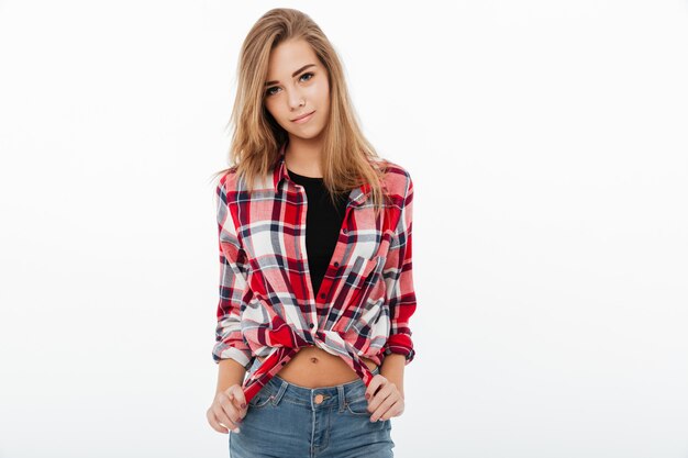 Retrato de una niña bonita sonriente en camisa a cuadros