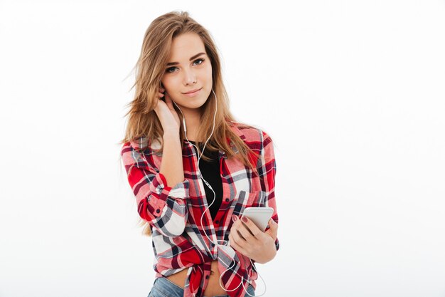 Retrato de una niña bonita sonriente en camisa a cuadros