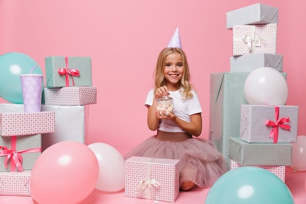 Retrato de una niña bonita sonriente en un sombrero de cumpleaños