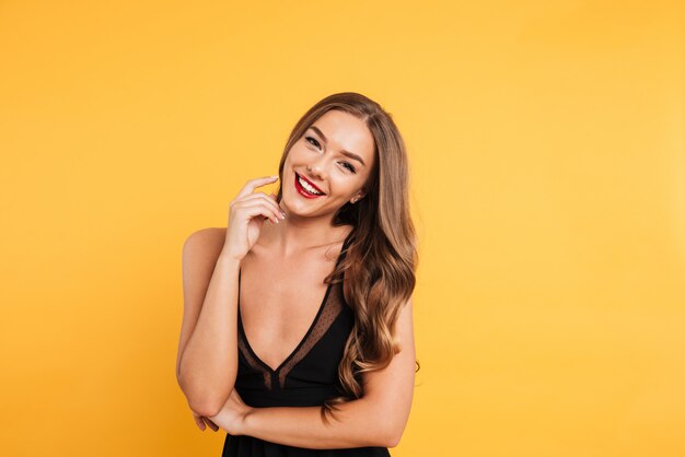 Retrato de una niña bonita sonriente en vestido negro