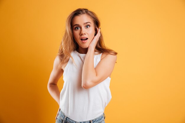 Retrato de una niña bonita sorprendida