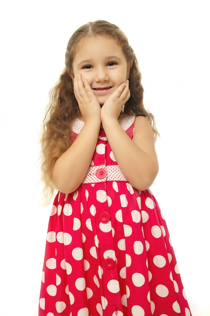 Foto gratuita retrato de una niña bonita en vestido rojo