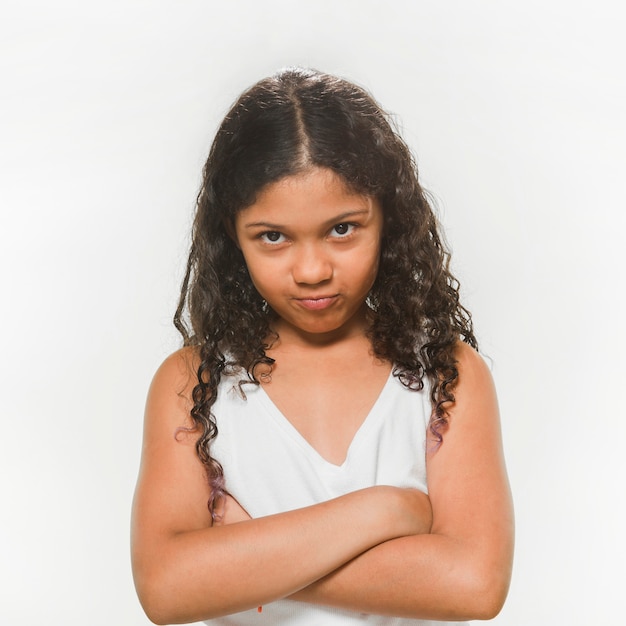 Retrato de una niña con los brazos cruzados