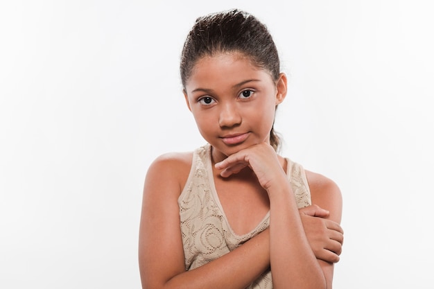 Retrato de una niña con la cabeza en la mano