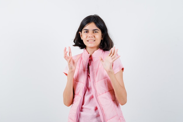 Retrato de una niña en camiseta blanca y chaleco acolchado