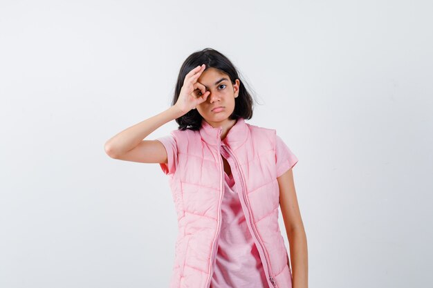 Retrato de una niña en camiseta blanca y chaleco acolchado