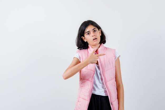 Retrato de una niña en camiseta blanca y chaleco acolchado