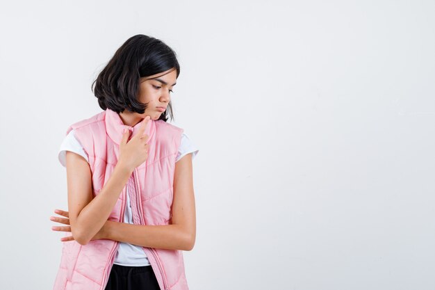 Foto gratuita retrato de una niña en camiseta blanca y chaleco acolchado