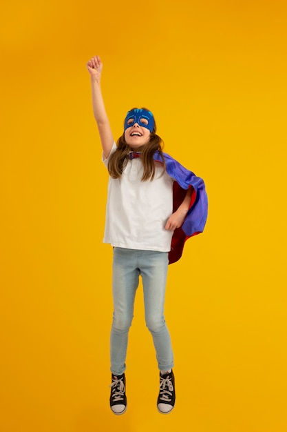 Retrato de niña con capa de superhéroe