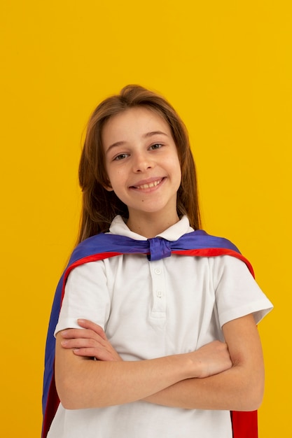 Foto gratuita retrato de niña con capa de superhéroe