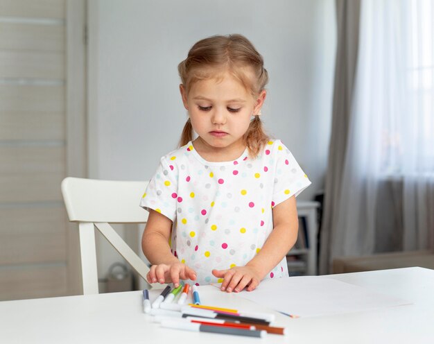 Retrato niña en casa dibujo