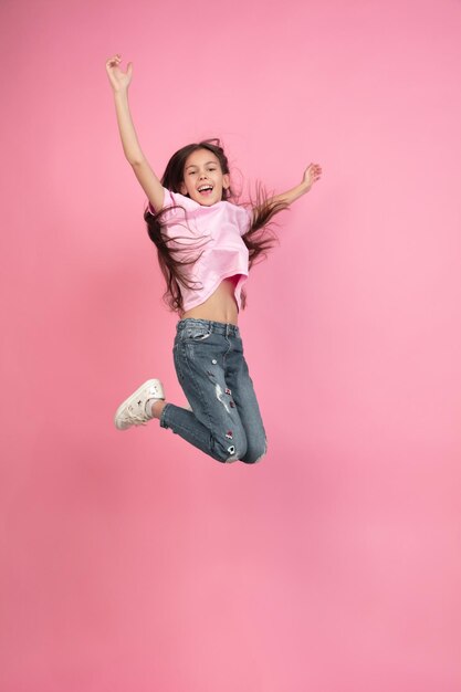 Retrato de niña caucásica aislado en estudio rosa, concepto de emociones