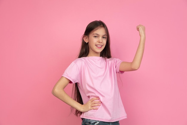 Retrato de niña caucásica aislado en rosa, concepto de emociones