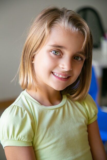 Retrato de niña caucásica en camisa amarilla