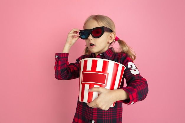 Foto gratuita retrato de niña caucásica en estudio rosa