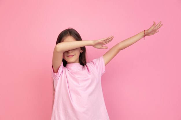 Foto gratuita retrato de niña caucásica en pared rosa