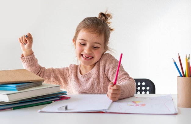 Foto gratuita retrato niña para colorear