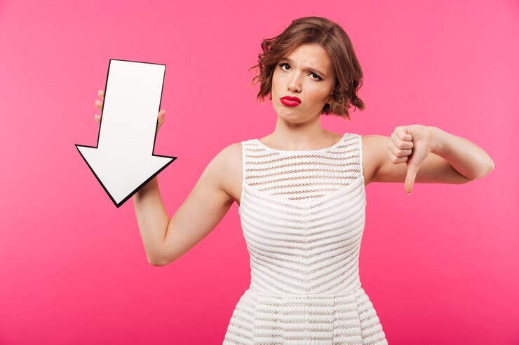 Foto gratuito retrato de una niña decepcionada vestida de vestido