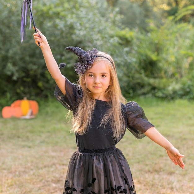 Foto gratuita retrato niña con disfraz para halloween