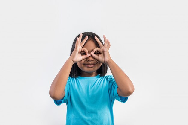 Retrato de la niña divertida que actúa en tiro del estudio