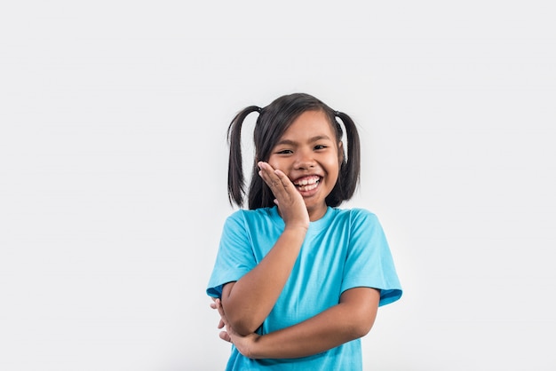 Retrato de la niña divertida que actúa en tiro del estudio