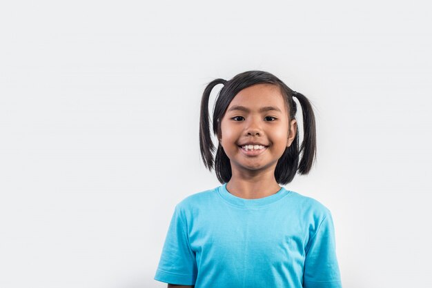 Retrato de la niña divertida que actúa en tiro del estudio