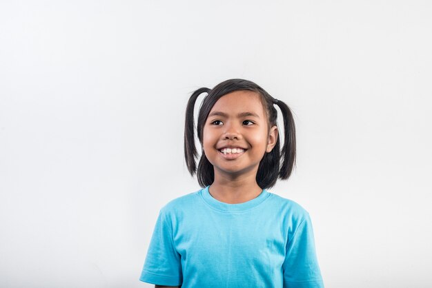 Retrato de la niña divertida que actúa en tiro del estudio