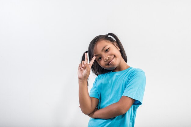 Retrato de la niña divertida que actúa en tiro del estudio