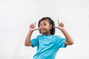 Foto gratuita retrato de la niña divertida que actúa en tiro del estudio