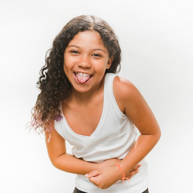 Retrato de una niña divertida sacando la lengua