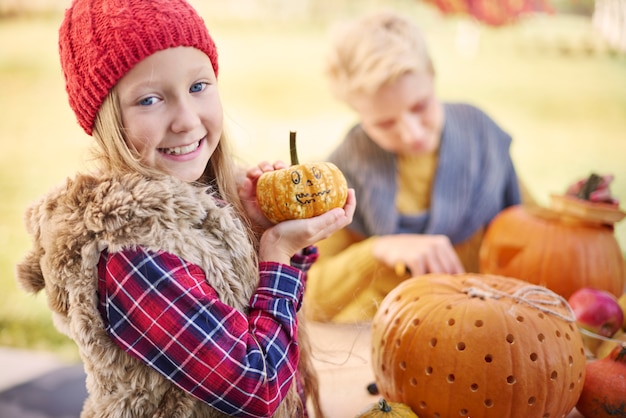 Foto gratuita retrato de niña dulce con calabaza